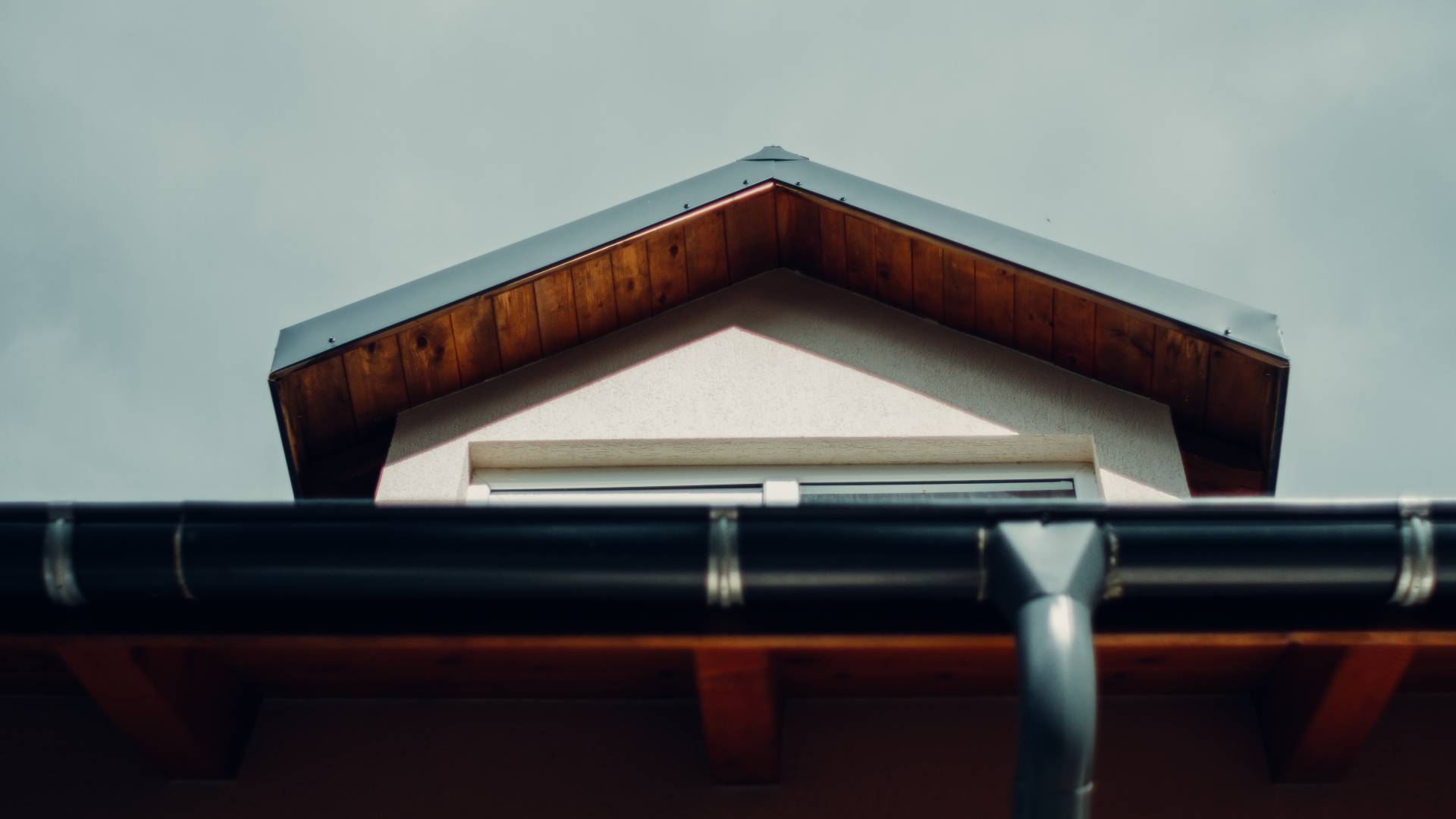 Ereszcsatorna alulnézetből.