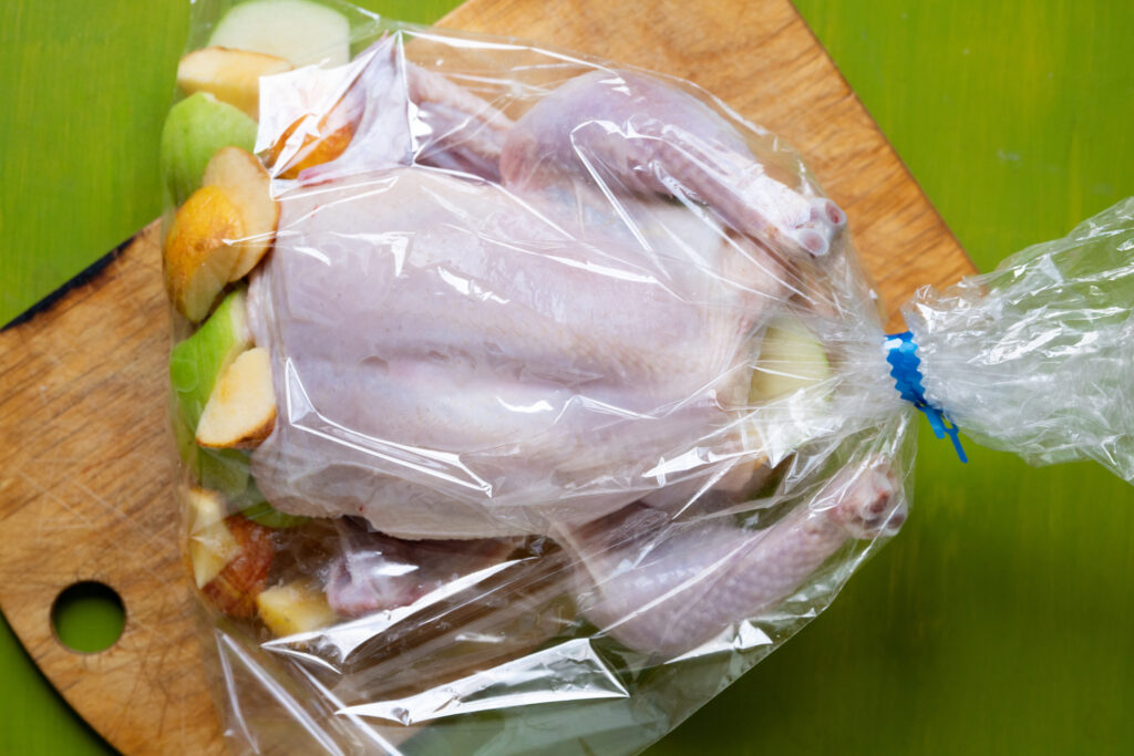 Egész csirke sütőzacskóban