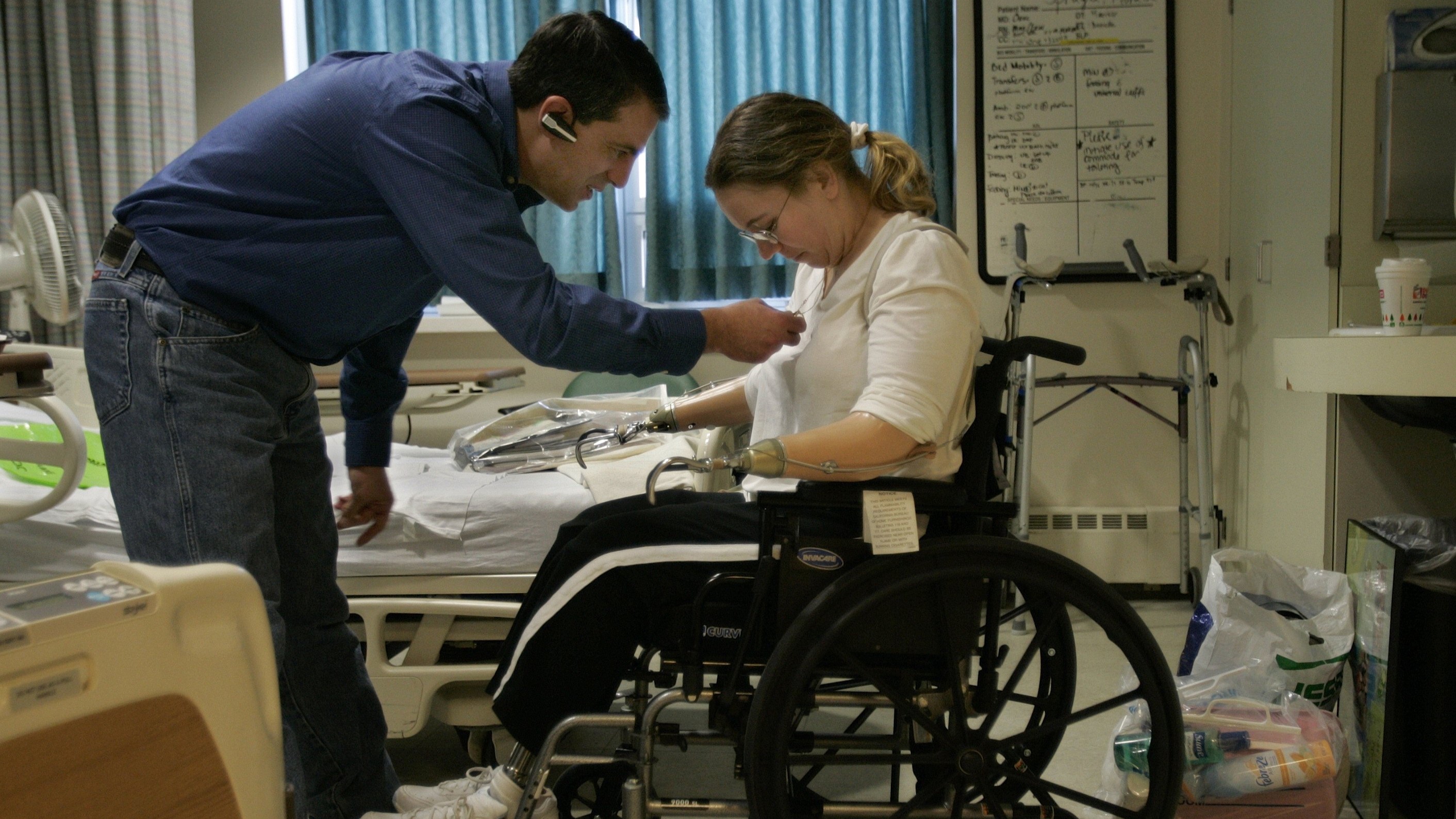 Tony Jorge megigazítja felesége gyűrűit, amelyeket most egy láncon visel.