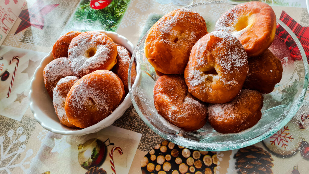 Házi fánk porcukorral