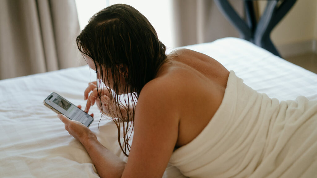 Üzenetváltás törölközőben