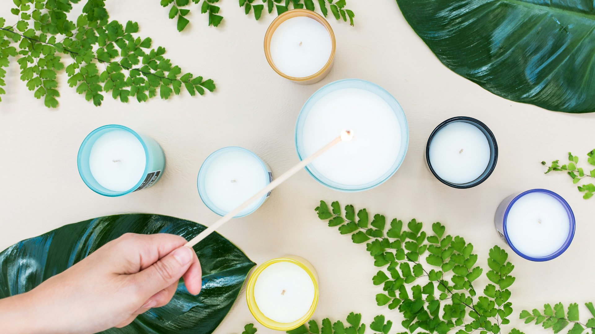 Meg nem gyújtott gyertyák szépen elrendezve.