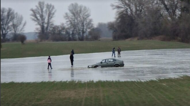 Megnézte a nő, mit tud jégen a kocsi, totálkár lett a vége