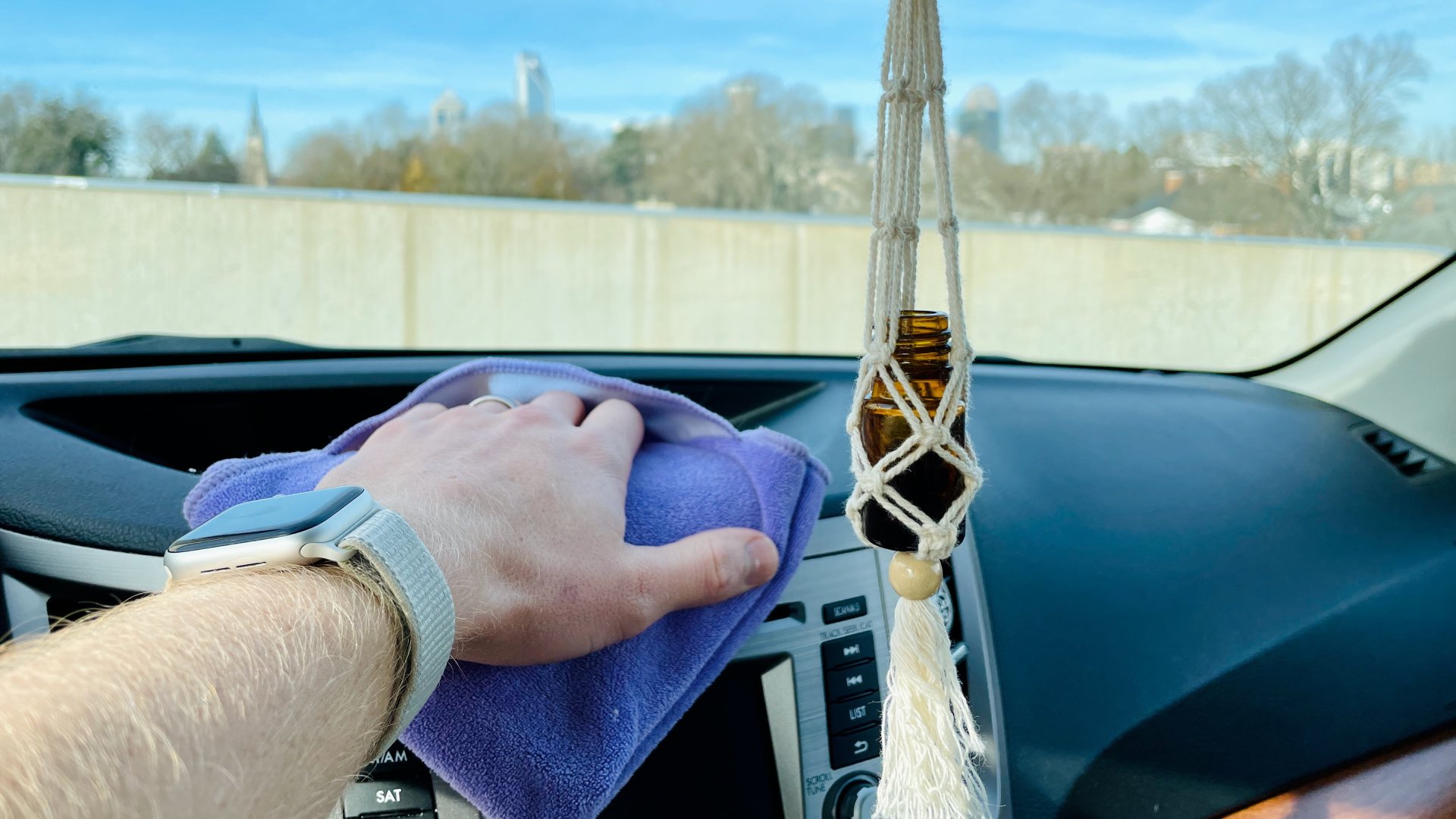 Kendővel tisztított autóműszerfal.