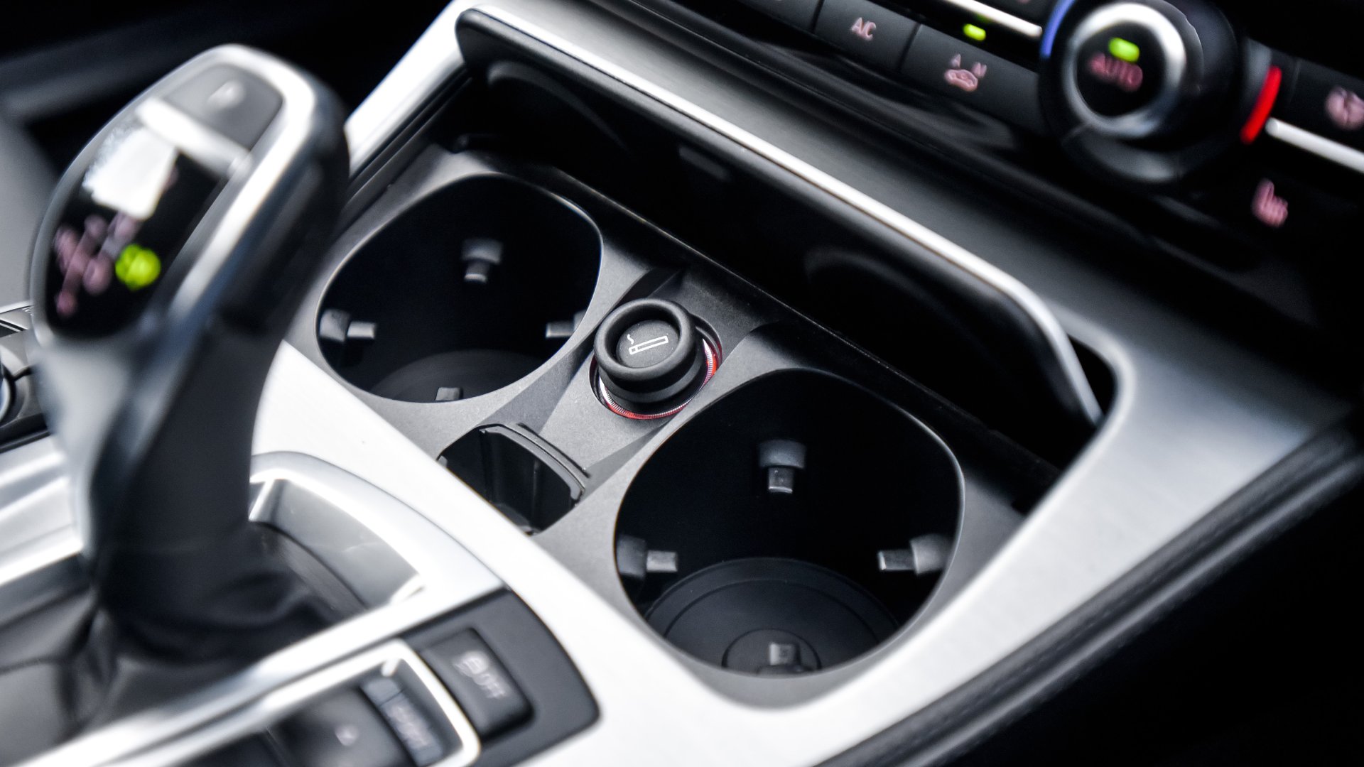 Pohártartó autóban.