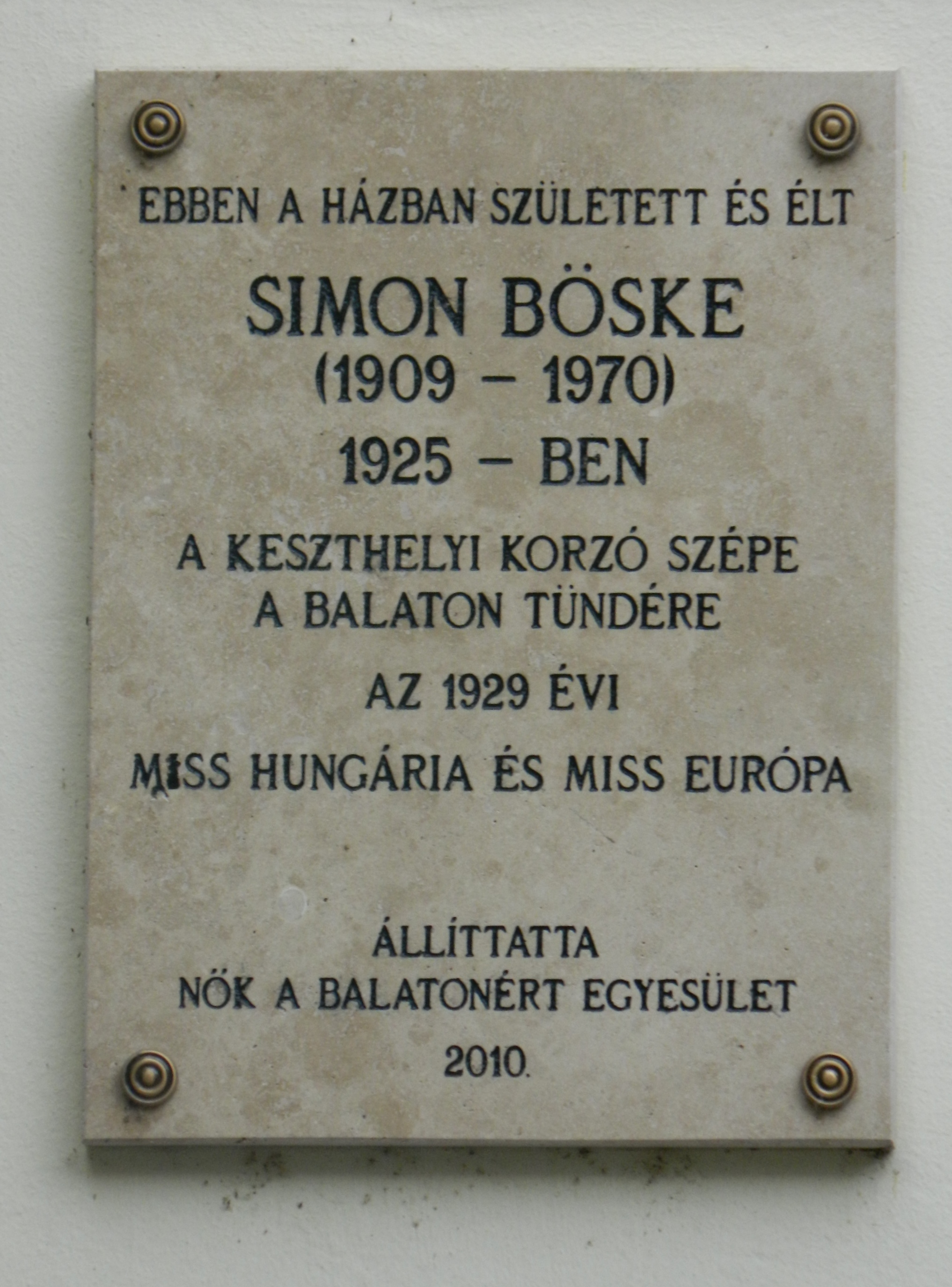 Simon Böske emléktáblája