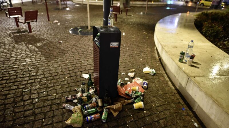 Takarítás a szilveszteri ünneplés után Budapesten