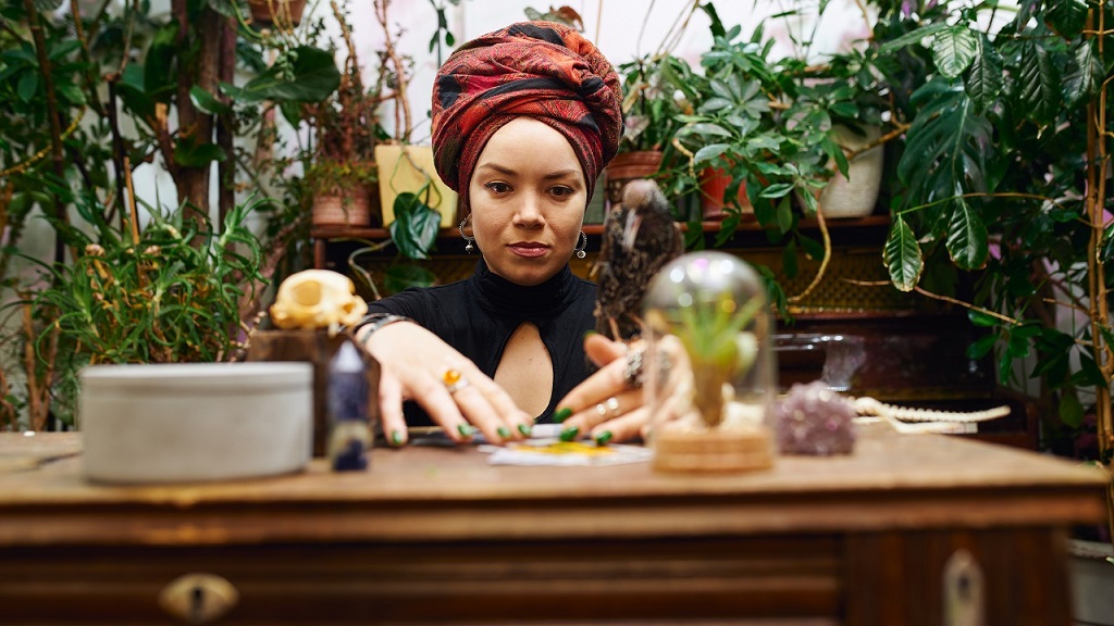 Jósnő növények között