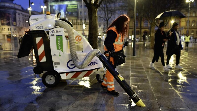 Takarítás a szilveszteri ünneplés után Budapesten