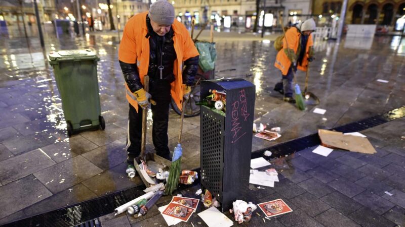 Takarítás a szilveszteri ünneplés után Budapesten