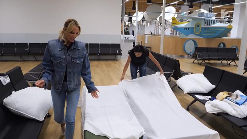 Zimány Linda és Bódi Sylvi megágyazott a terminálon - Forrás: TV2 / Sztárok a reptéren - videó