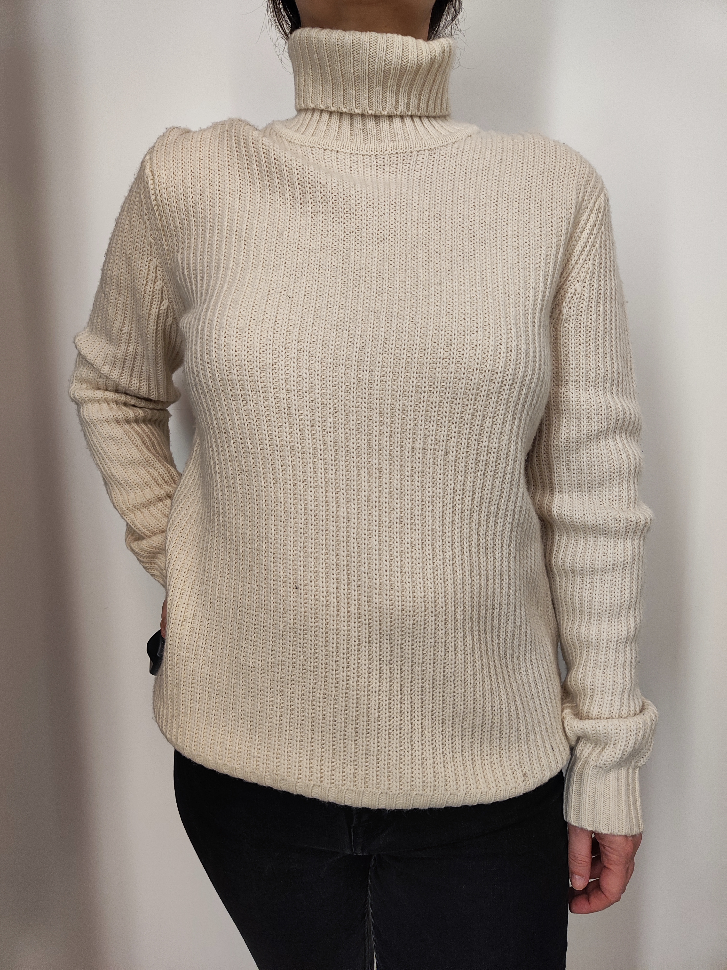 Magasnyakú pulóver 5995 forintért.