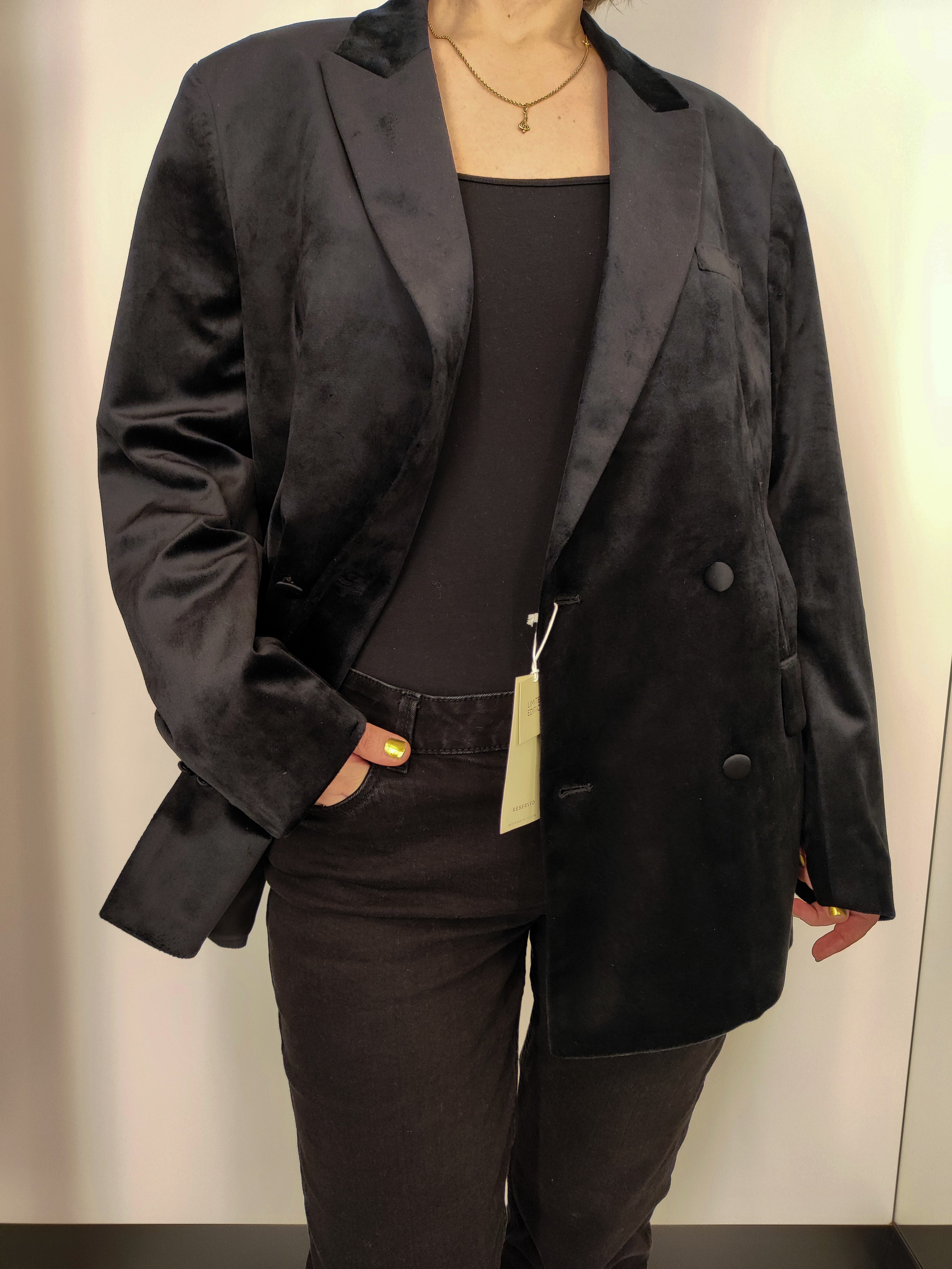 Bársonyhatású zakó 9995 forintért.