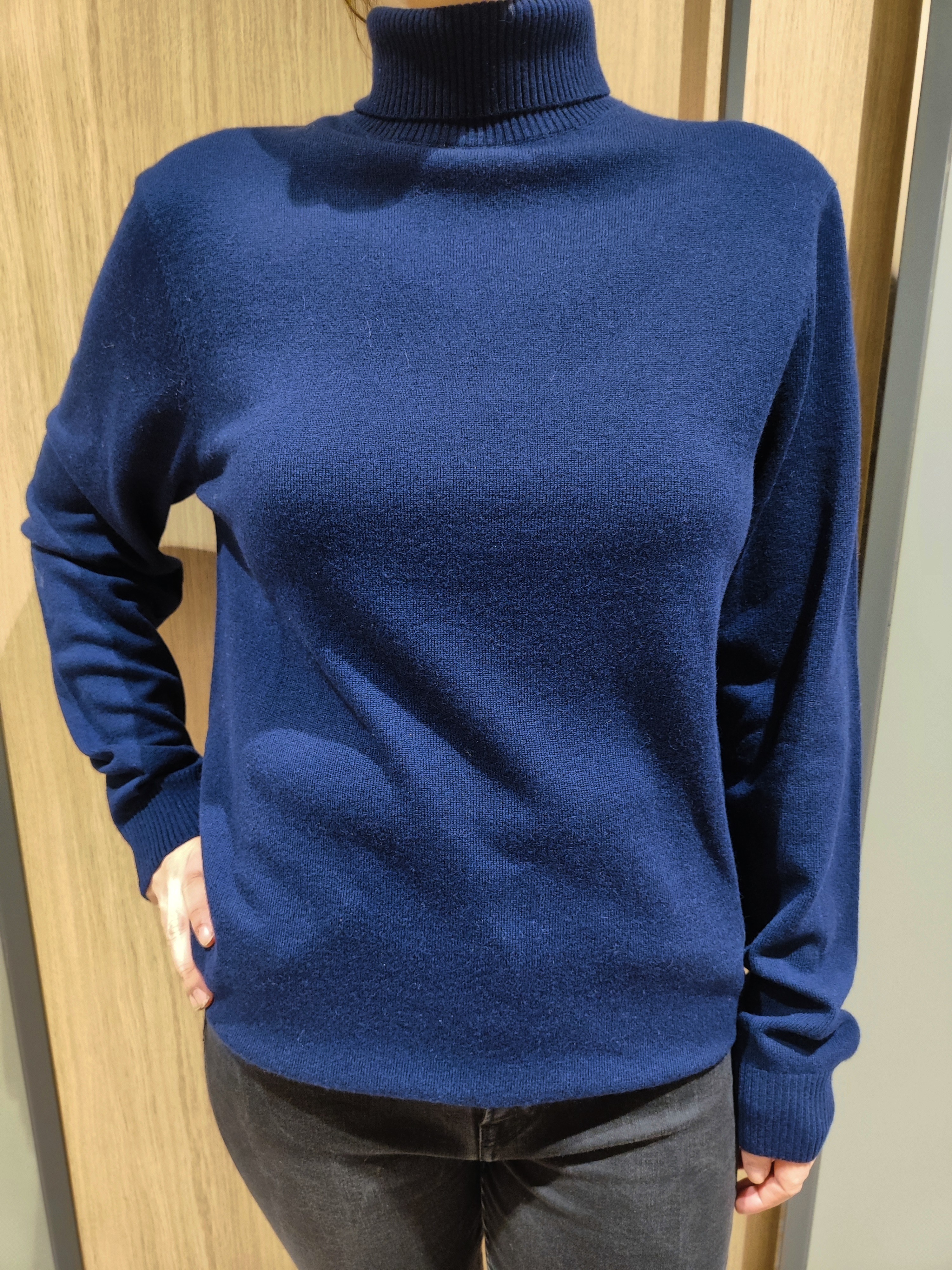 Magasnyakú pulóver gyapjútartalommal 9995 forintért.