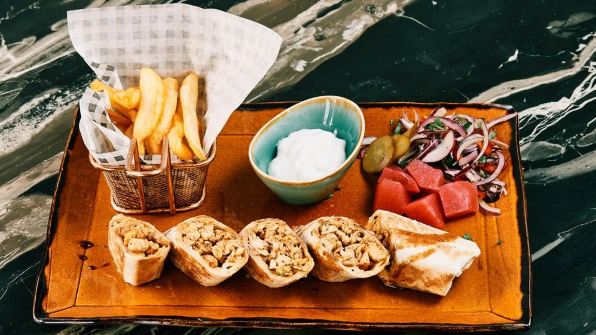 A „libanoni gyros": csirkés shawarma a Byblosban 