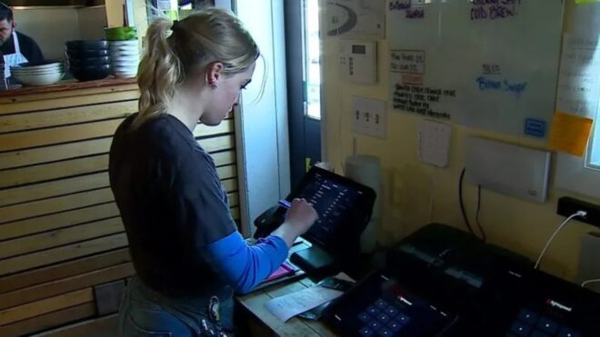 Több millió forint borravalót hagyott a kávézóban egy férfi