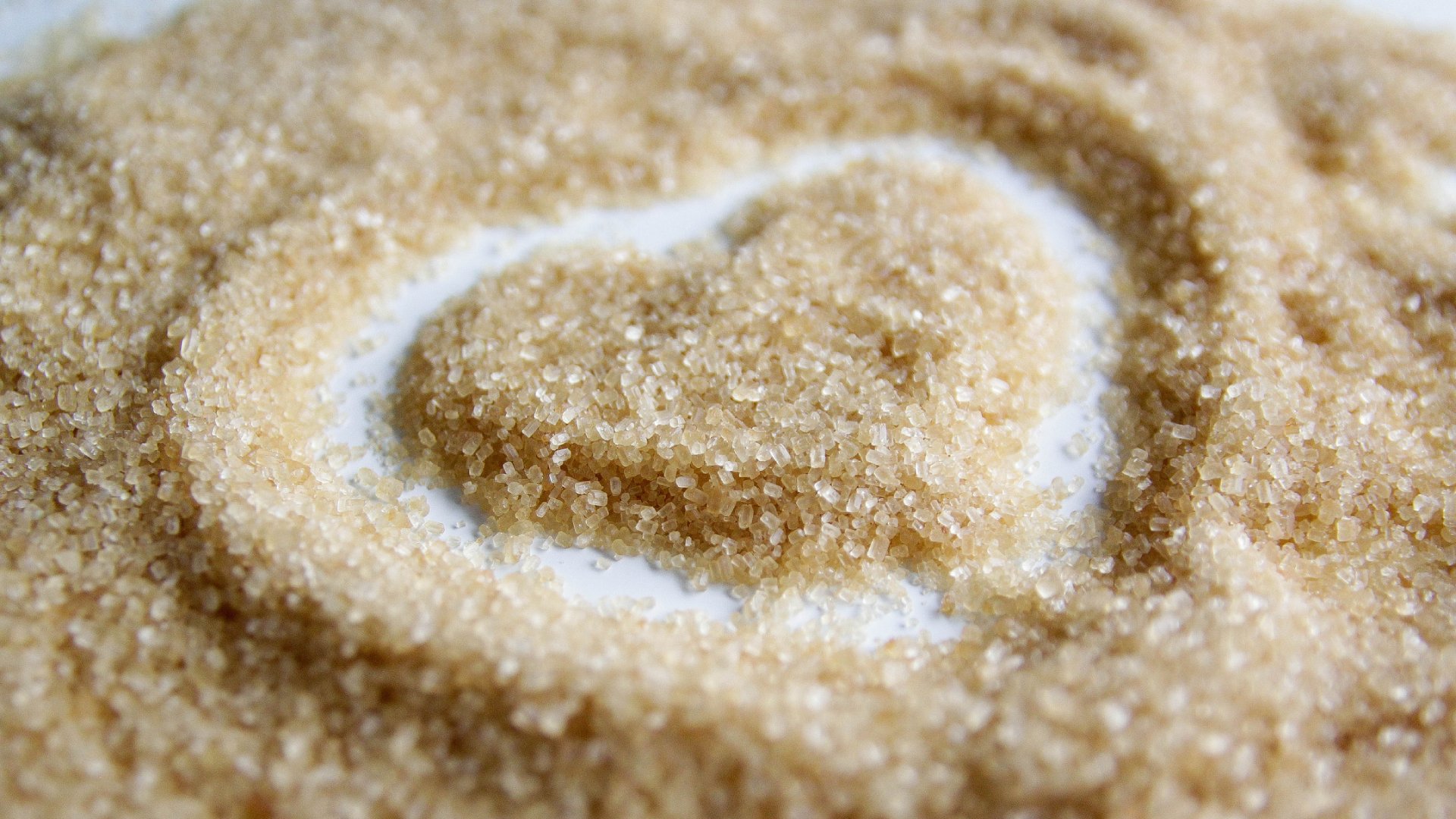 Barna cukorba rajzolt szív.