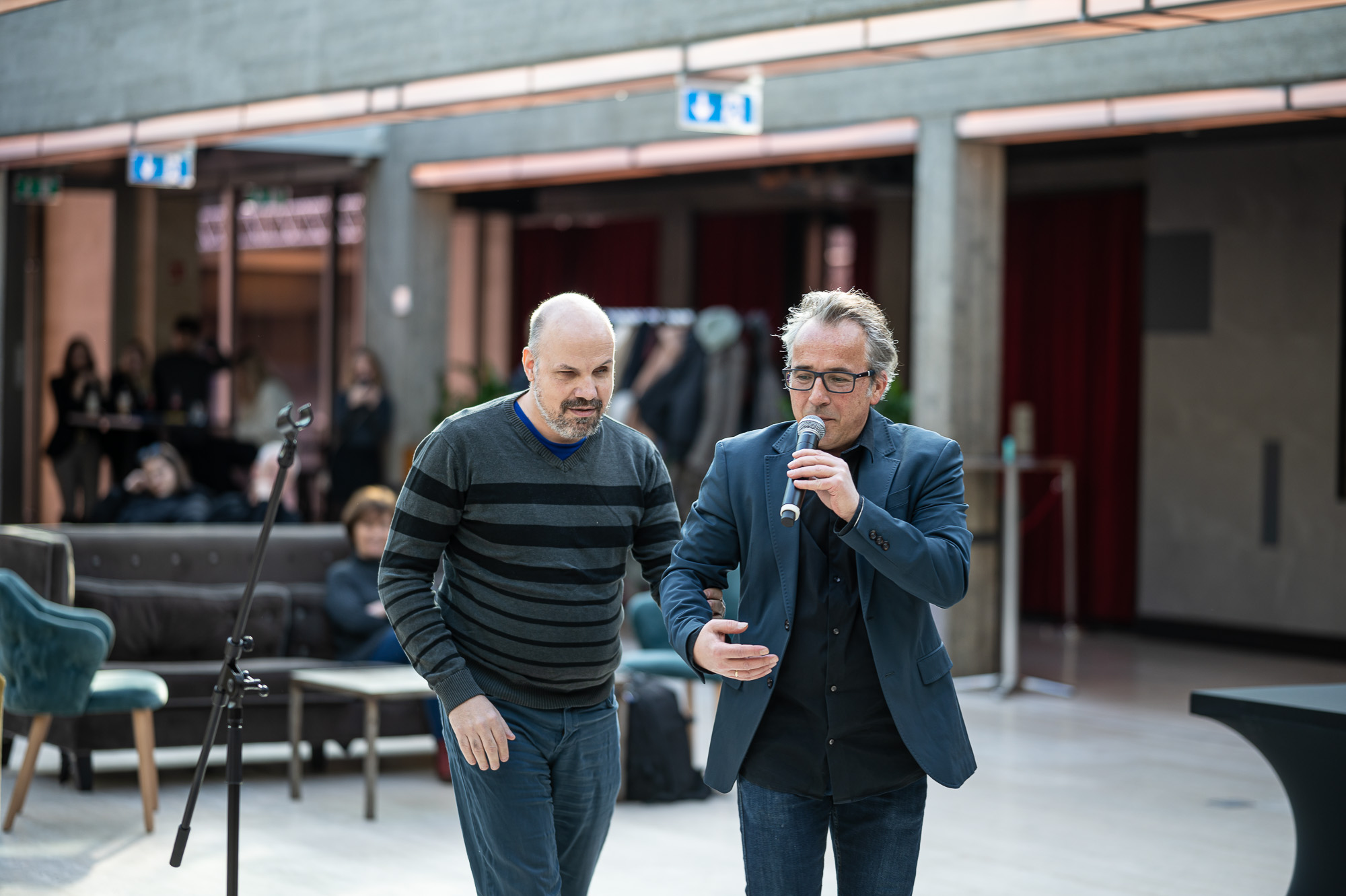 Lévai Balázs és Erdődy Viktor, az egyik vak alkotó a kiállítás megnyitóján az Akváriumban. Fotó: Neményi Márton