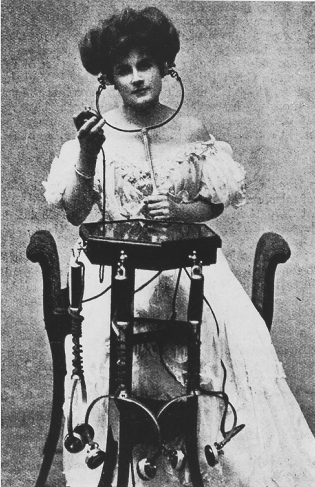 Electrophone-t hallgató nő a századfordulón (fotó: britishtelehones)