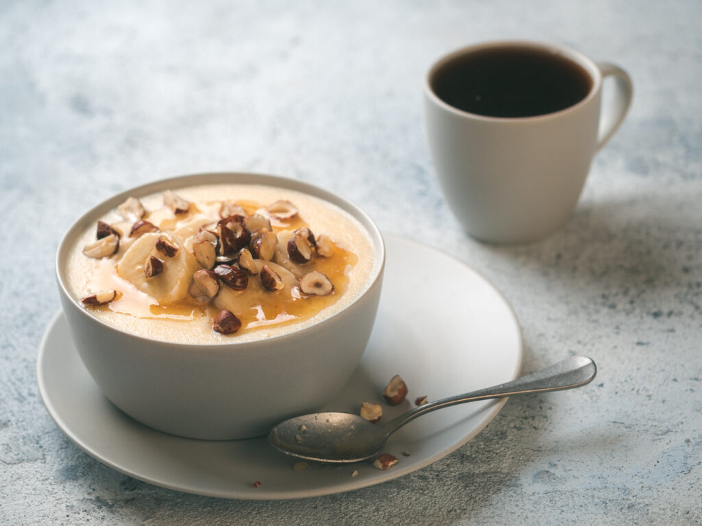 Kukoricakása égetett vajas mézzel, banánnal, mogyoróval