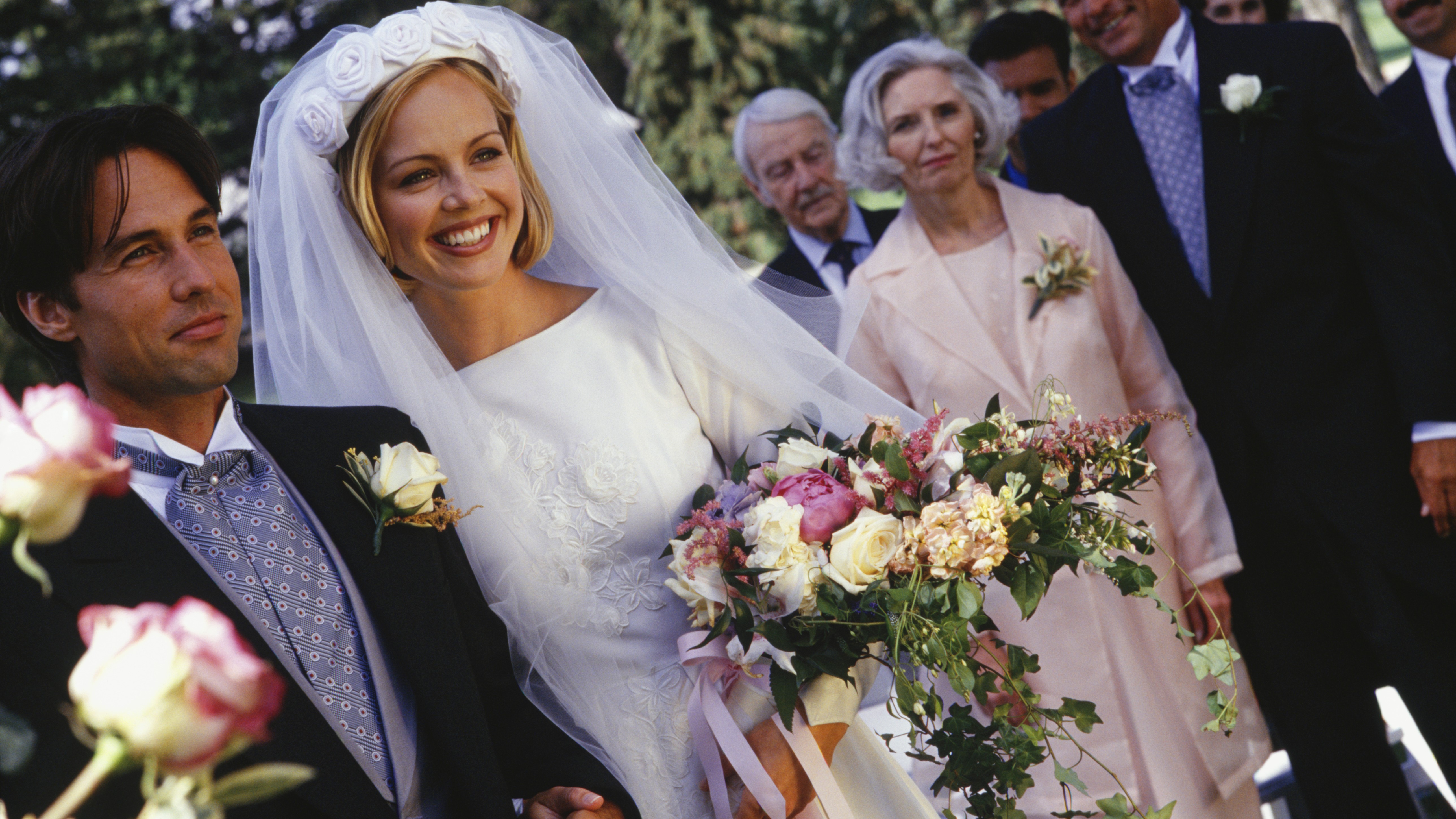 Fiatal pár esküvői vendégekkel