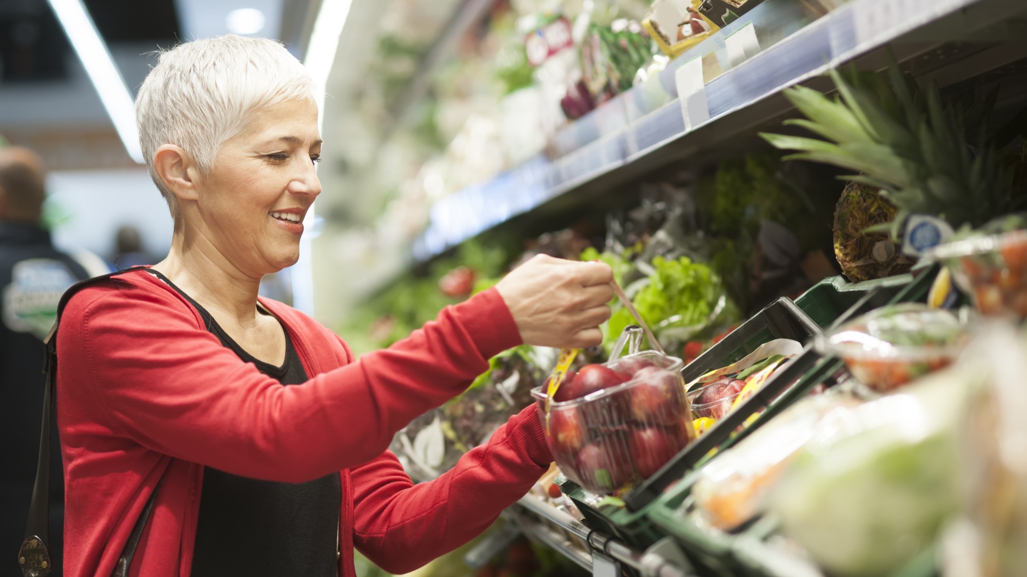 Egy nő gyümölcsöket vásárol