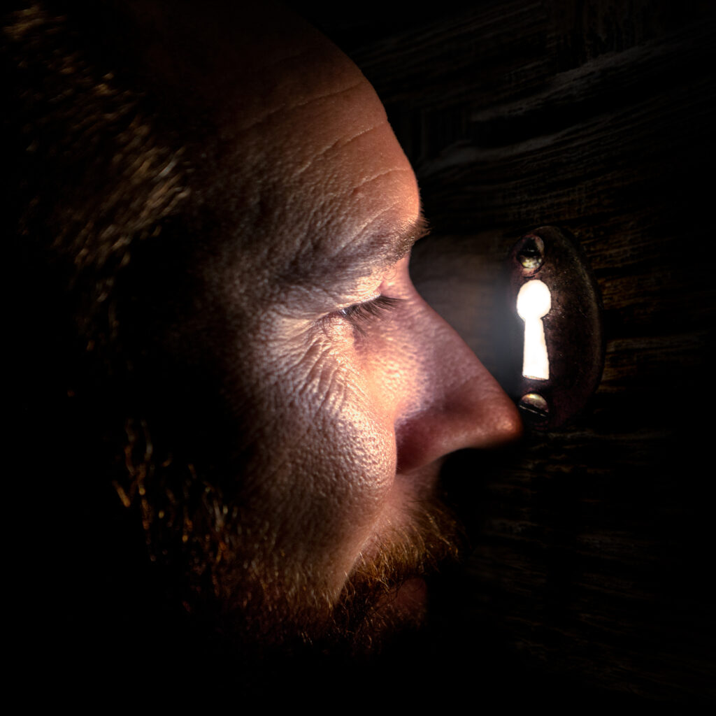 A kulcslyukon keresztül kukkolta a férfi saját bérlőjét (Fotó: Getty Images)