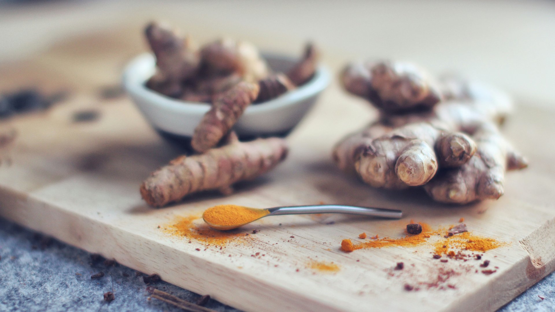 Egész és porállagú gyömbér.