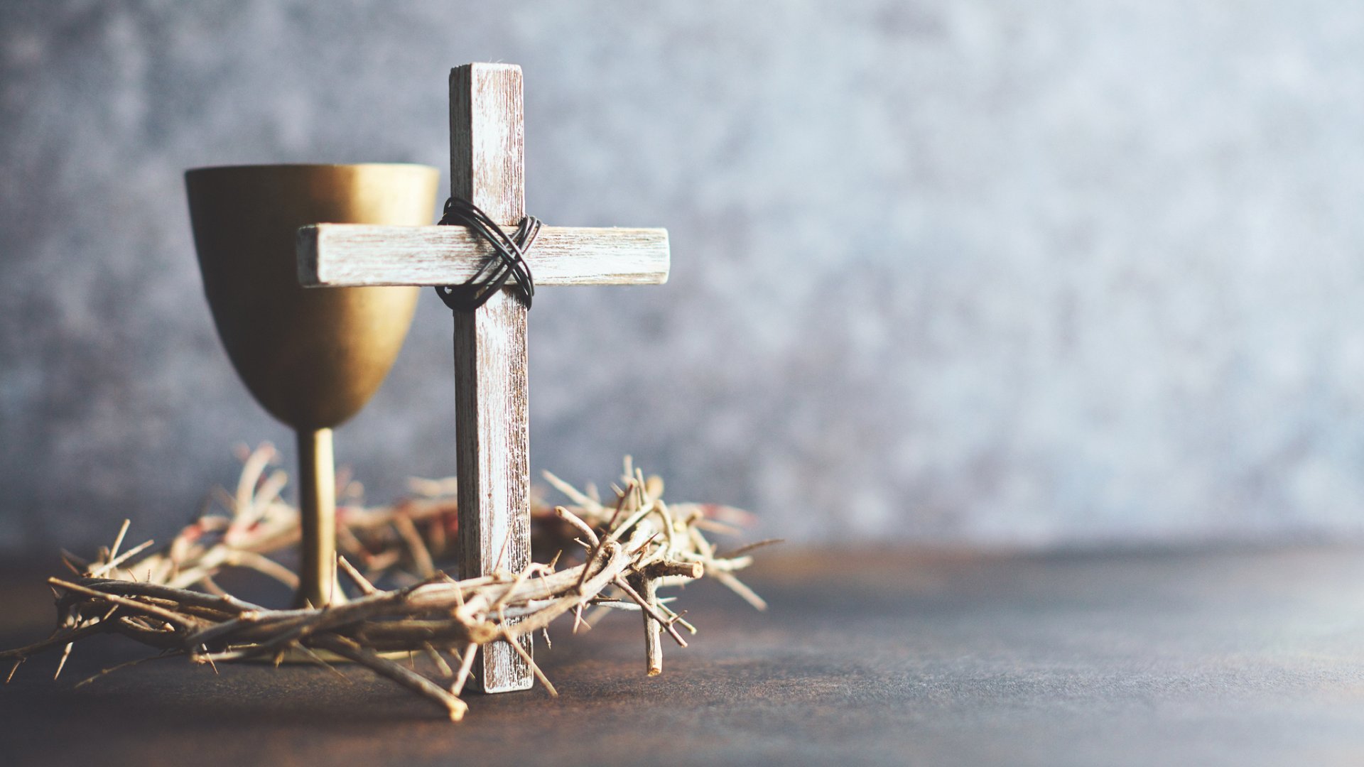 Kereszt, töviskoszorú és kehely.