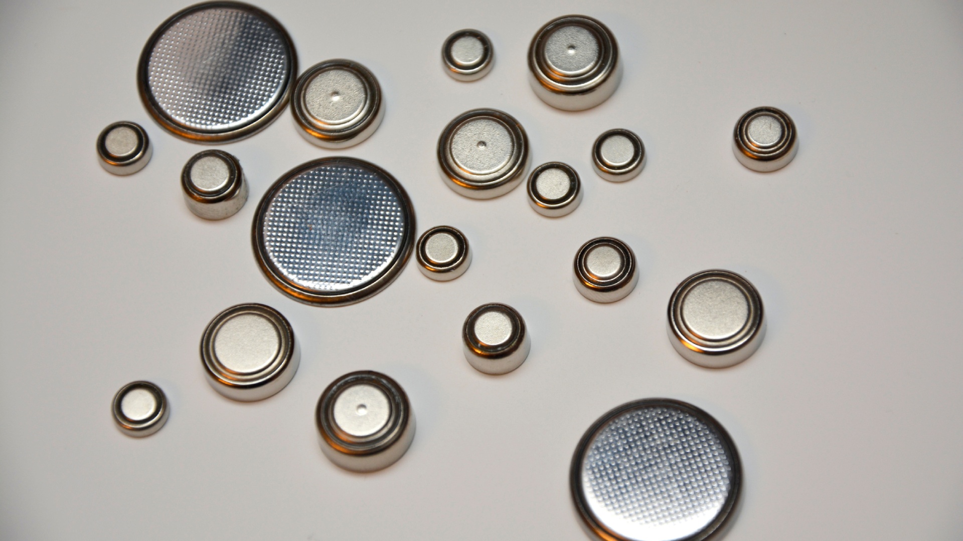 Különböző méretű gombelemek.