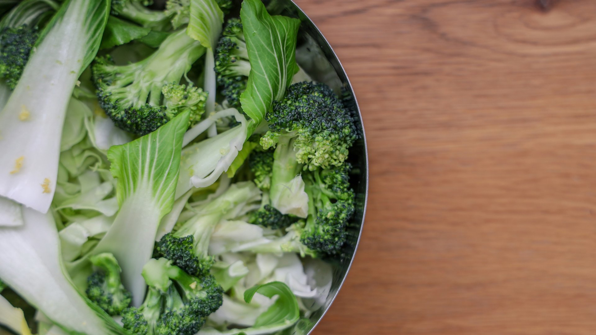 Leveles zöldségek fémtálban.