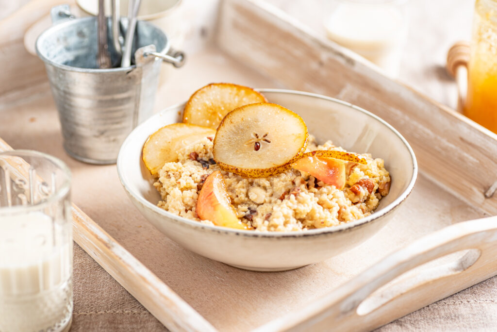 Köleskása karamellizált körtével, almával, mandulával, mazsolával édesítve