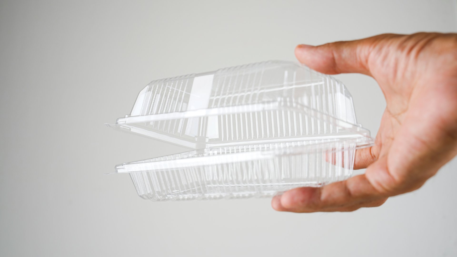 Üres műanyag doboz.