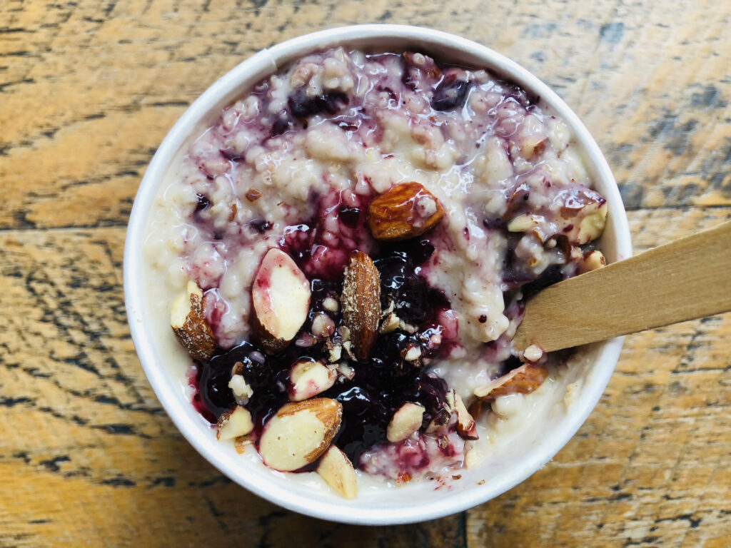 Árpakása erdei gyümölcsökkel, pirított mandulával