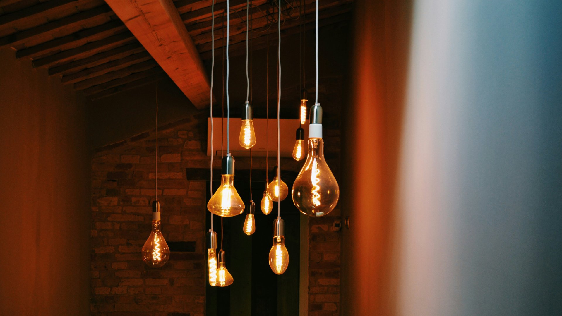 Villanykörték világítanak a sötétben.