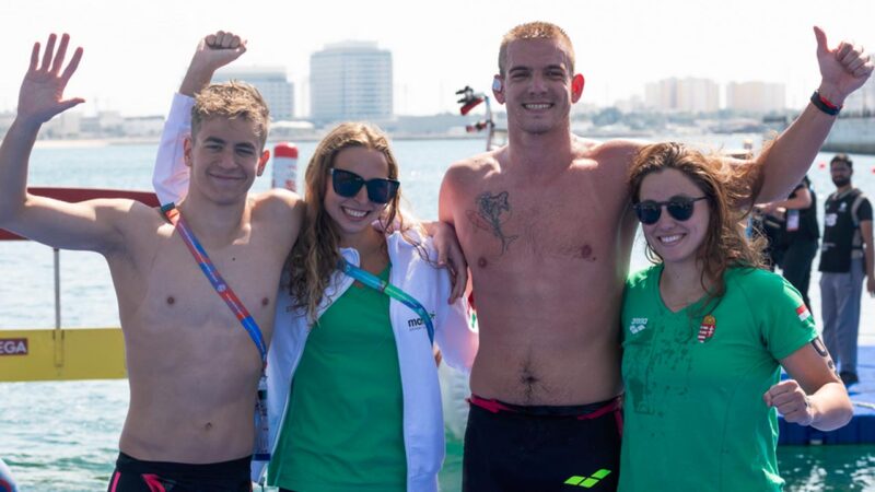 A bronzérmes Bethlehem Dávid, Fábián Bettina, Rasovszky Kristóf és Szimcsák Mira (b-j) a nyíltvízi úszók 4x1500 méteres vegyesváltó versenyszáma után a dohai vizes világbajnokságon - Fotó: MTI/Derencsényi István