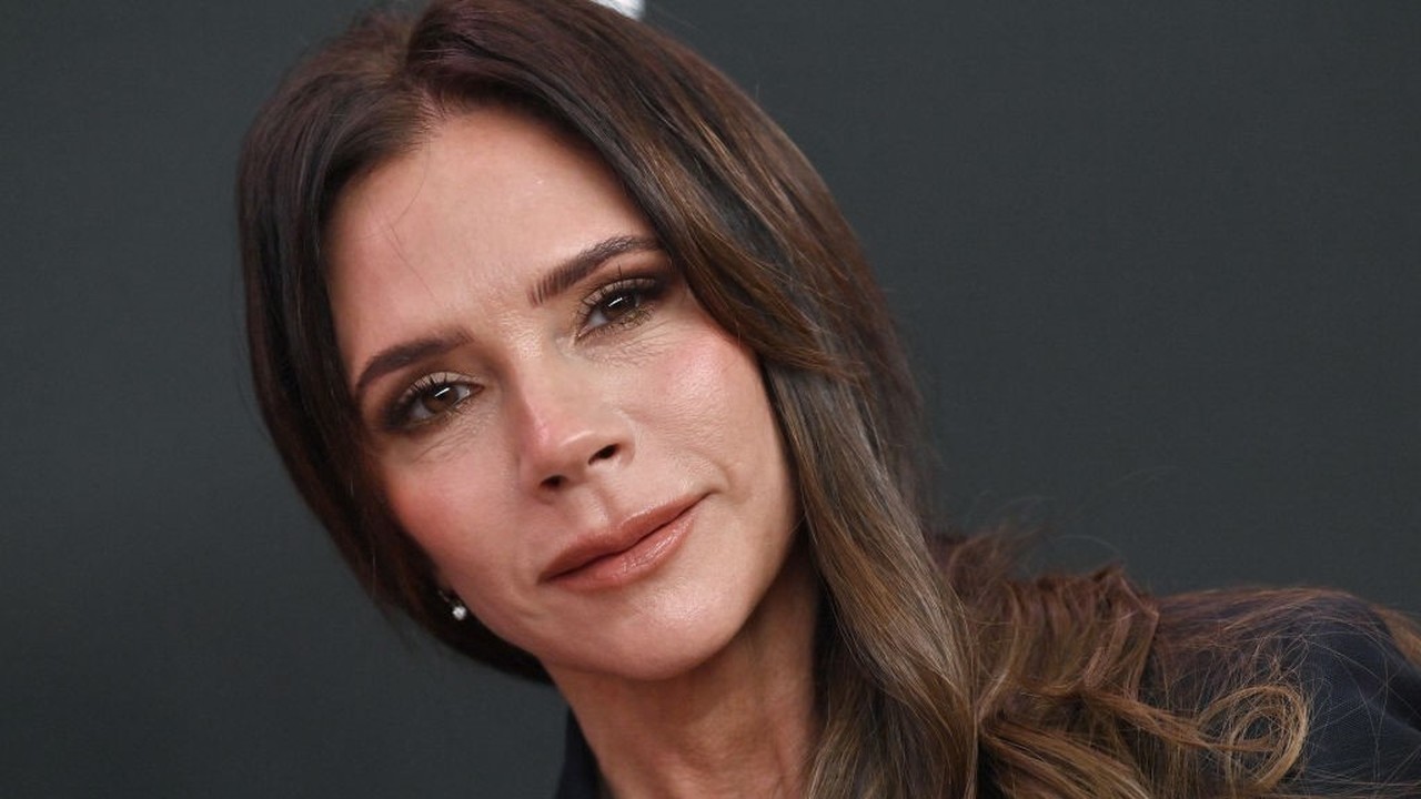 Victoria Beckham mankóval a parizsi divathéten