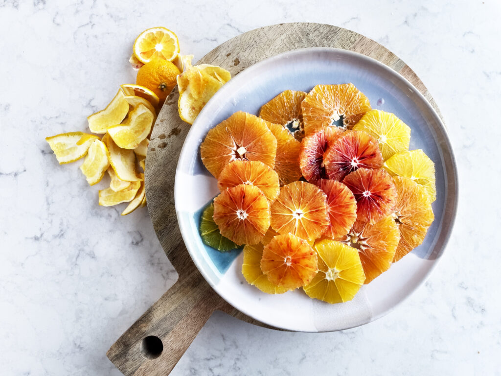 Citrusfélék meghámozva, szeletelve