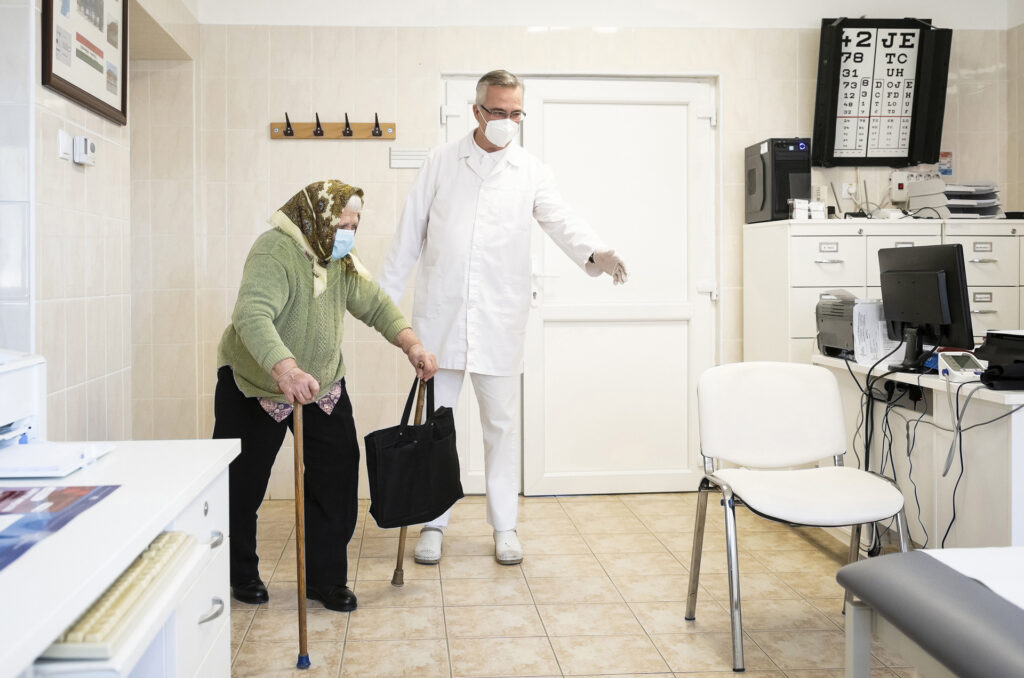 Háziorvos betegével egy nyírteleki rendelőben