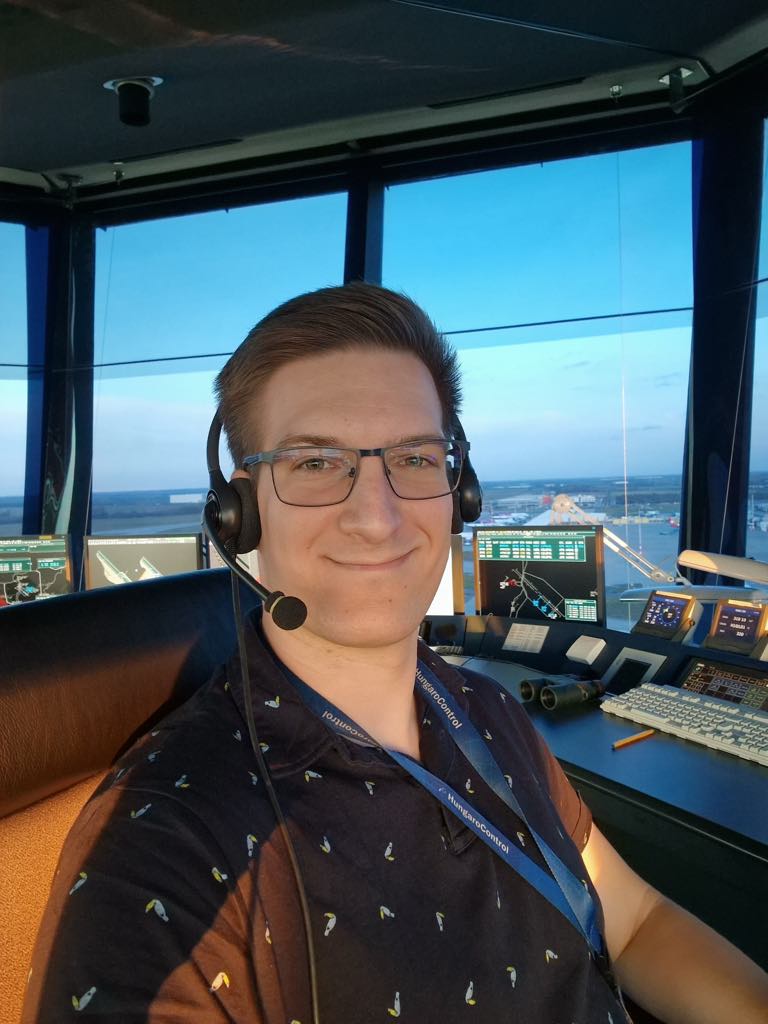 Péter a toronyból irányít