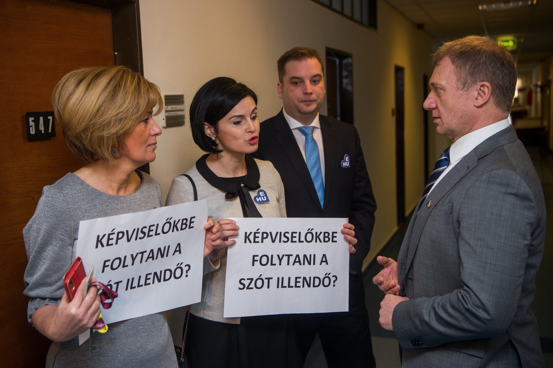 Varju László, a Demokratikus Koalíció képviselõje (j), valamint Bangóné Borbély Ildikó (b), Kunhalmi Ágnes (b2) és Harangozó Tamás (j2) MSZP-s képviselõk az Országgyûlés mentelmi bizottságának zárt ülése elõtt Budapesten, az Országgyûlés Irodaházában 2019. február 18-án