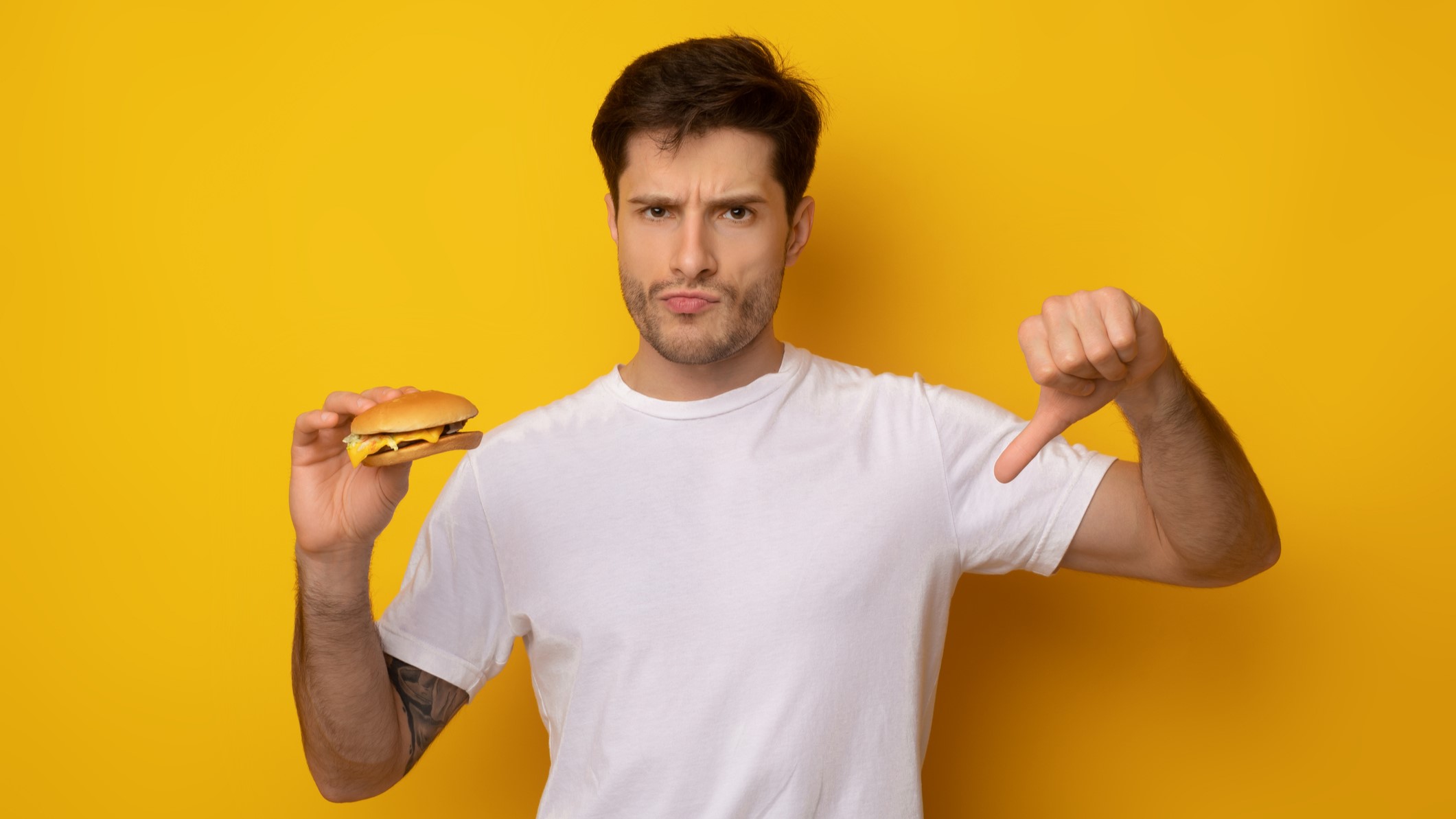 Fiatal férfi nemet mond a hamburgerre