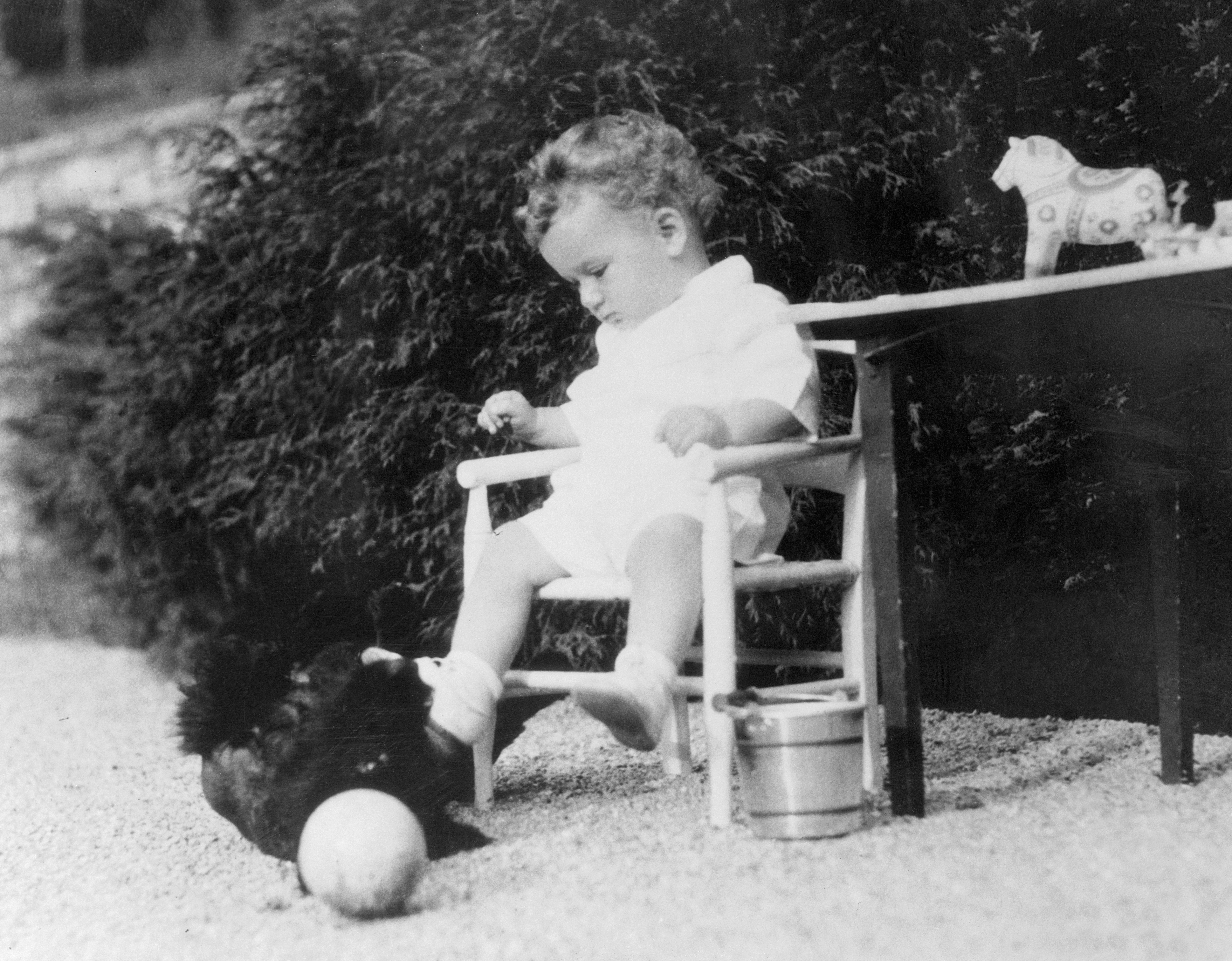 Charles August Lindbergh Jr. a játékaival.