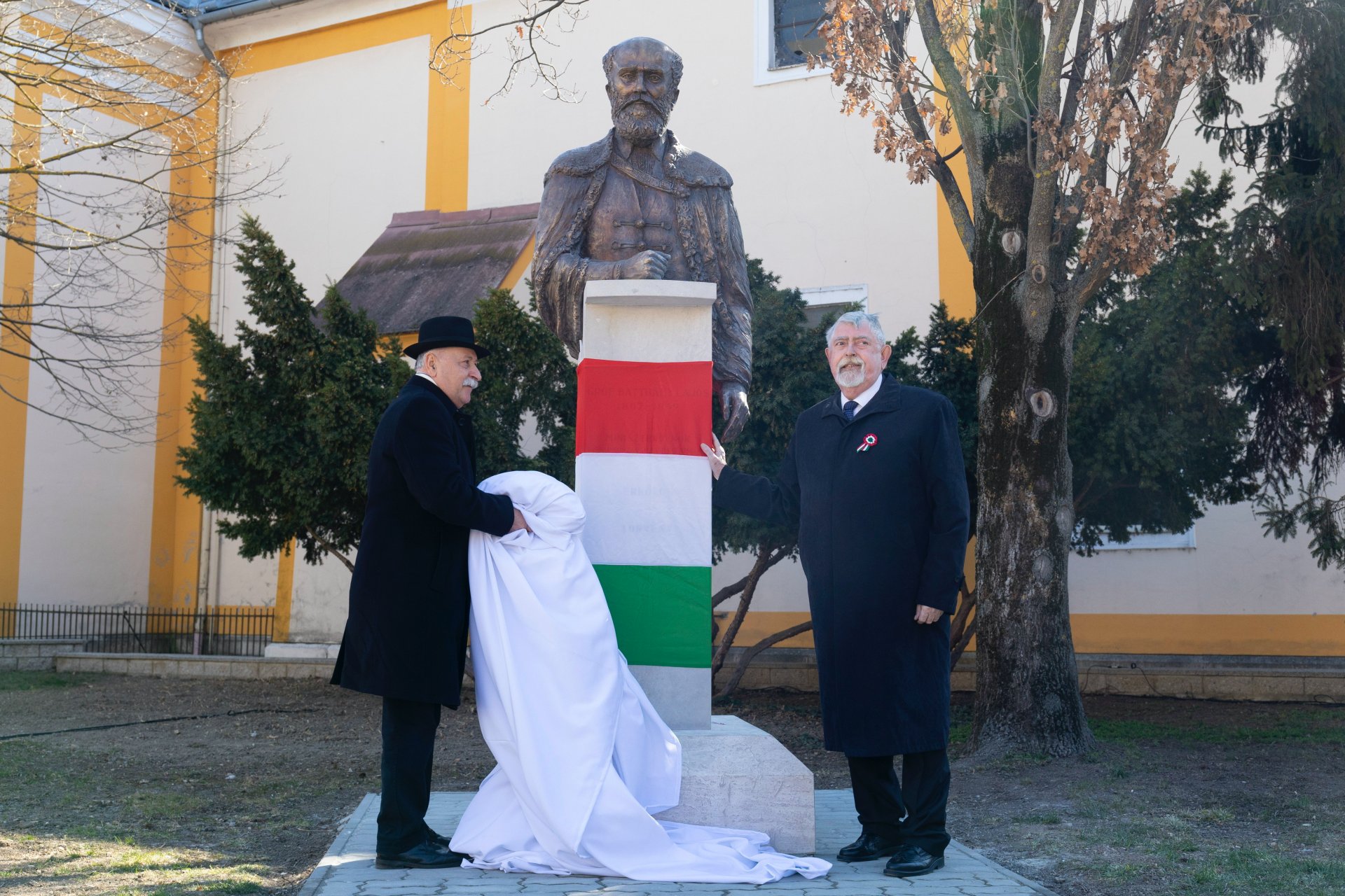 Kásler Miklós, az emberi erõforrások minisztere (j) és Kondora István polgármester (b) leleplezi Gróf Batthyány Lajos mellszobrát Sárváron, a Kossuth téren 2022. március 14-én