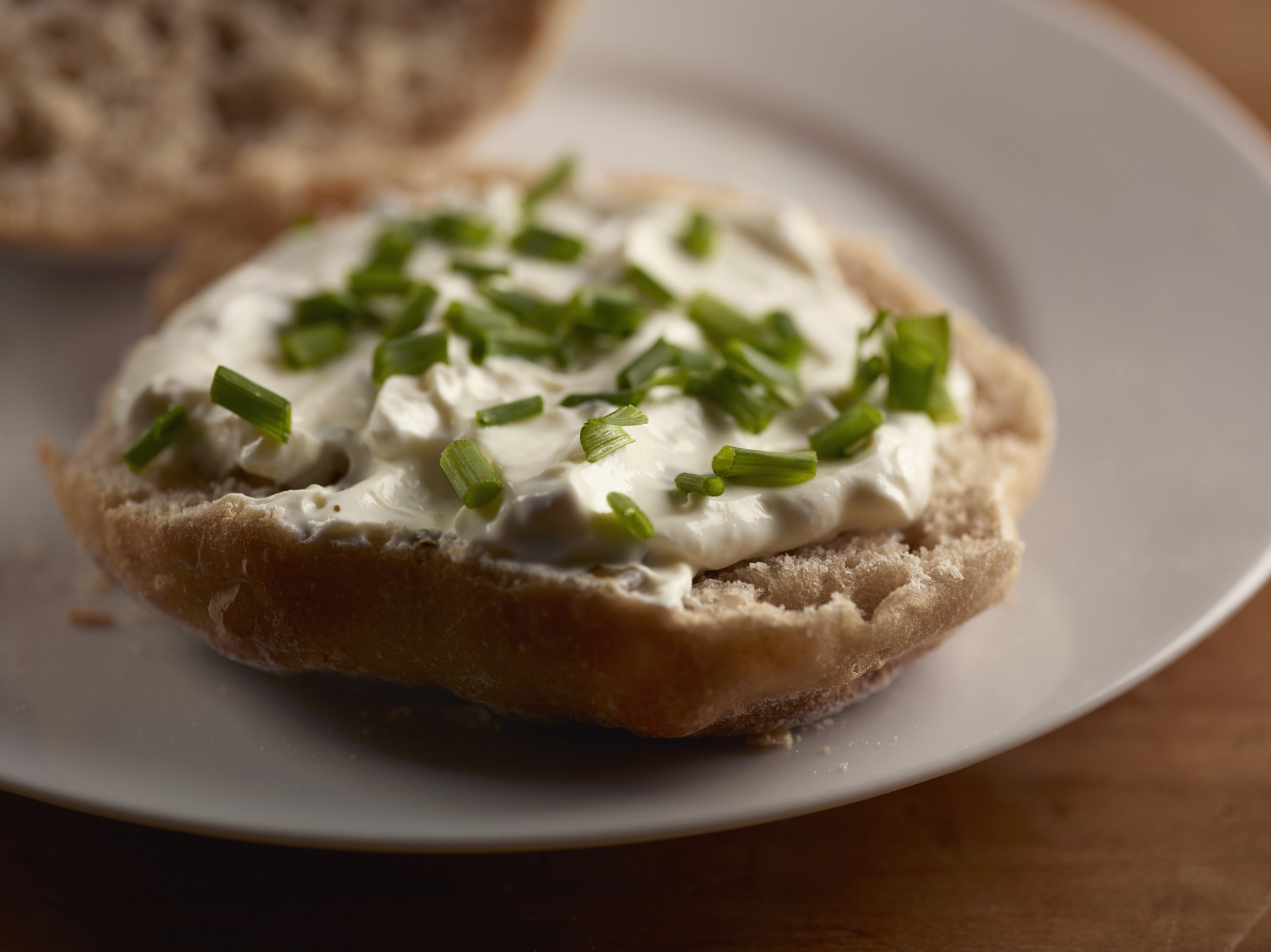 Krémsajtos szendvics friss újhagyma zöldjével