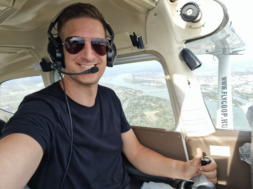 Csuha Péter nem csak irányítja a forgalmat, de ő maga is repül