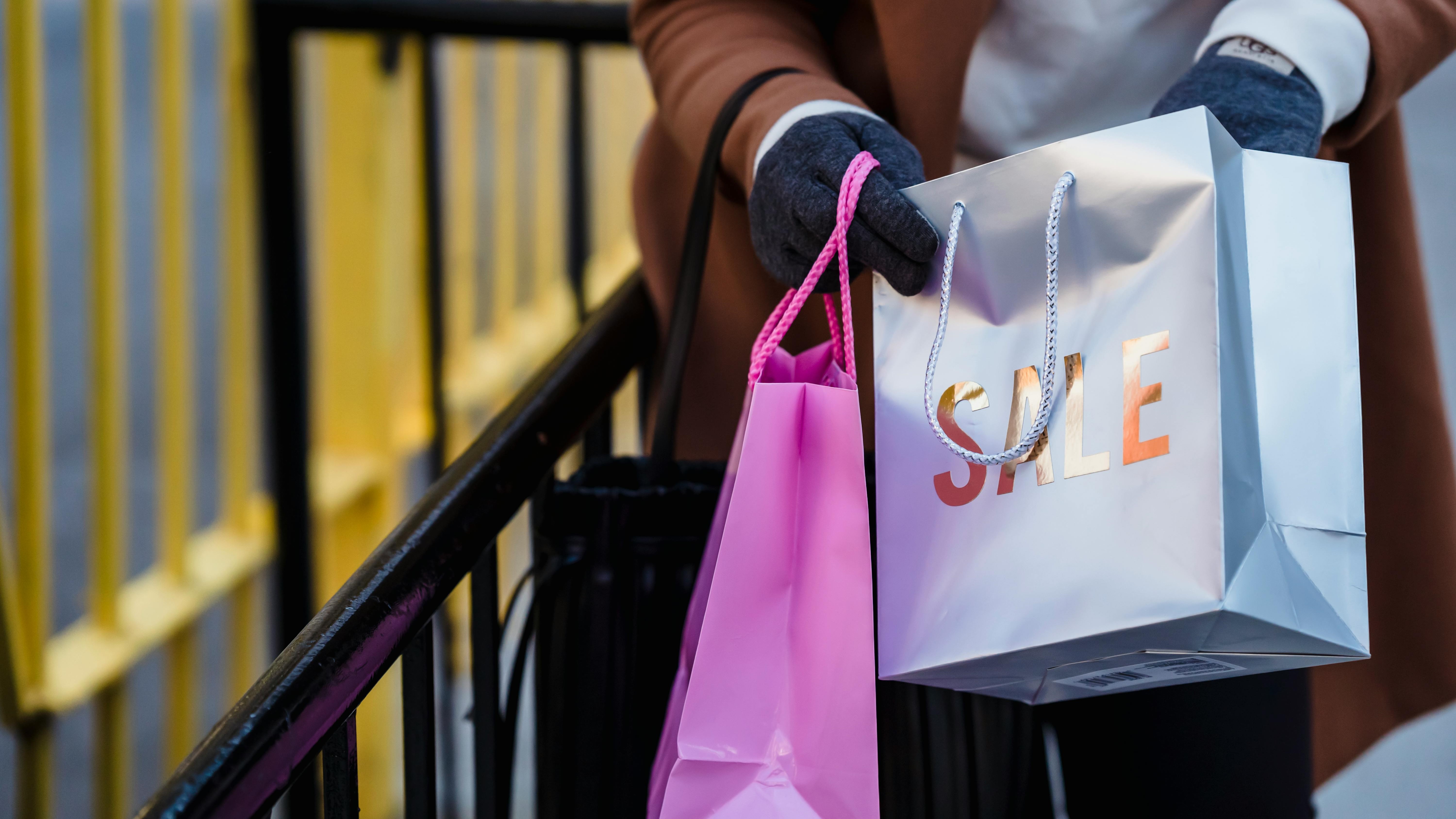 Nő papaírzacskókkal a kezében