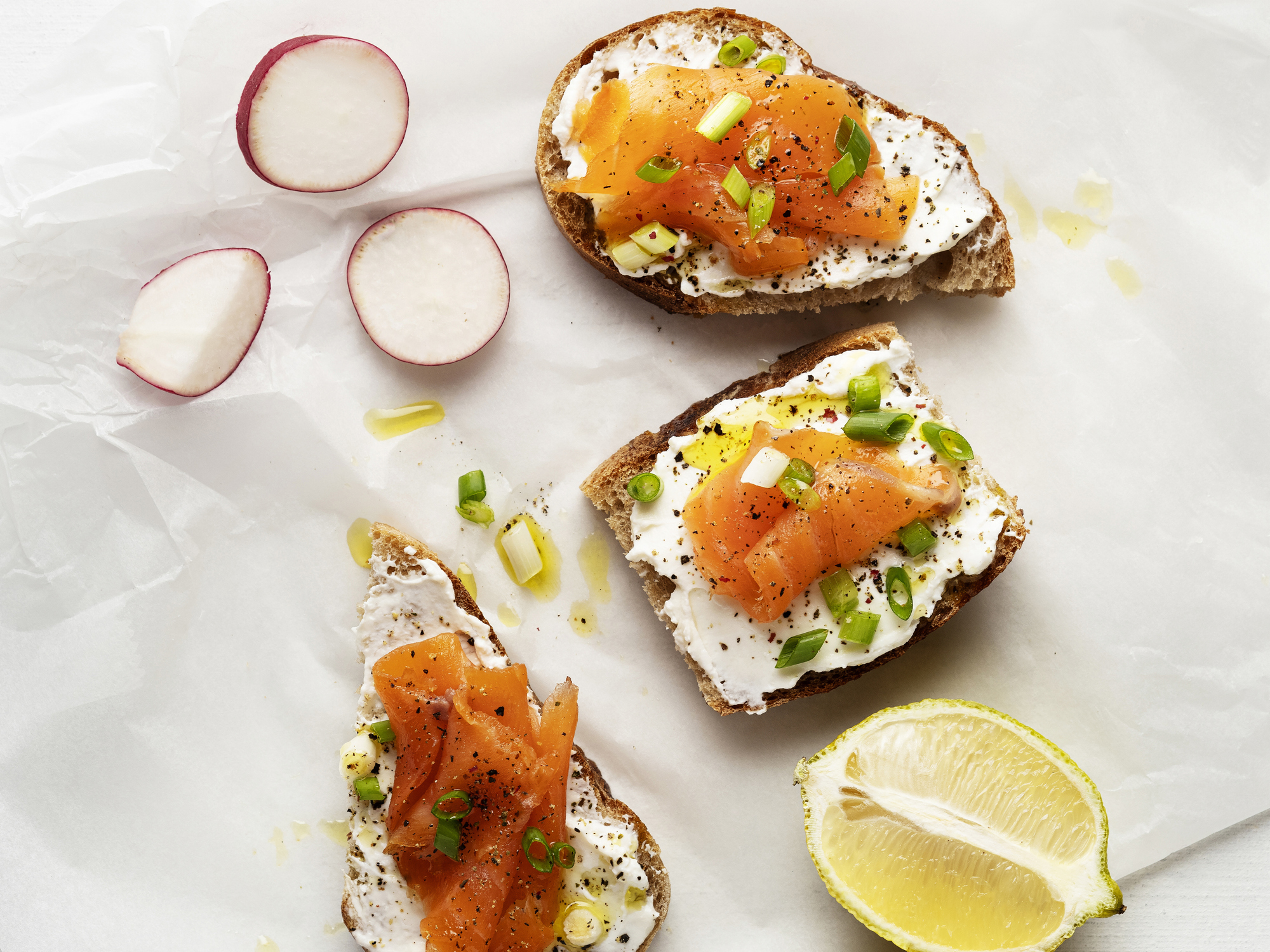Füstölt lazacos szendvics újhagyma zöldjével