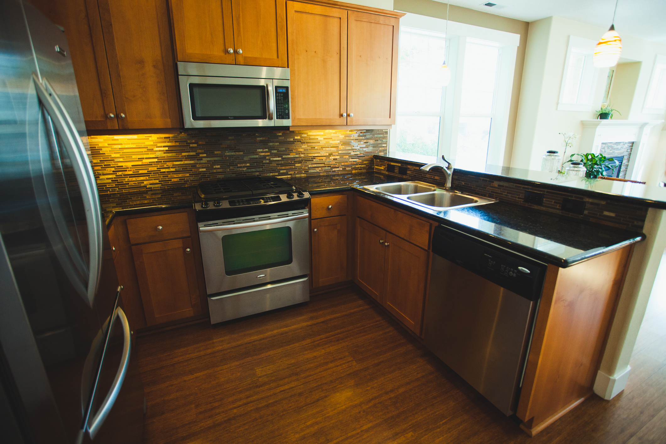 Barna konyhabútor barna padlóval