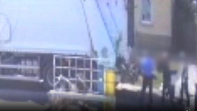 Békésen dolgozó kukást vertek össze Tinnyén - elképesztő büntetést kaptak